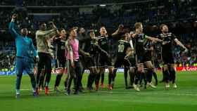 Los jugadores del Ajax celebrando la victoria encima del césped del Bernabéu / EFE