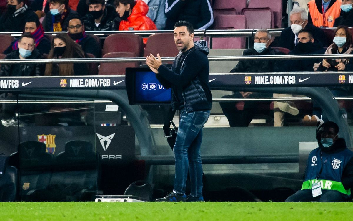 Xavi aplaude a sus futbolistas durante el Barça-Elche / FCB