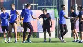 Valverde saludando uno a uno los jugadores del Barça en un entrenamiento / FC Barcelona
