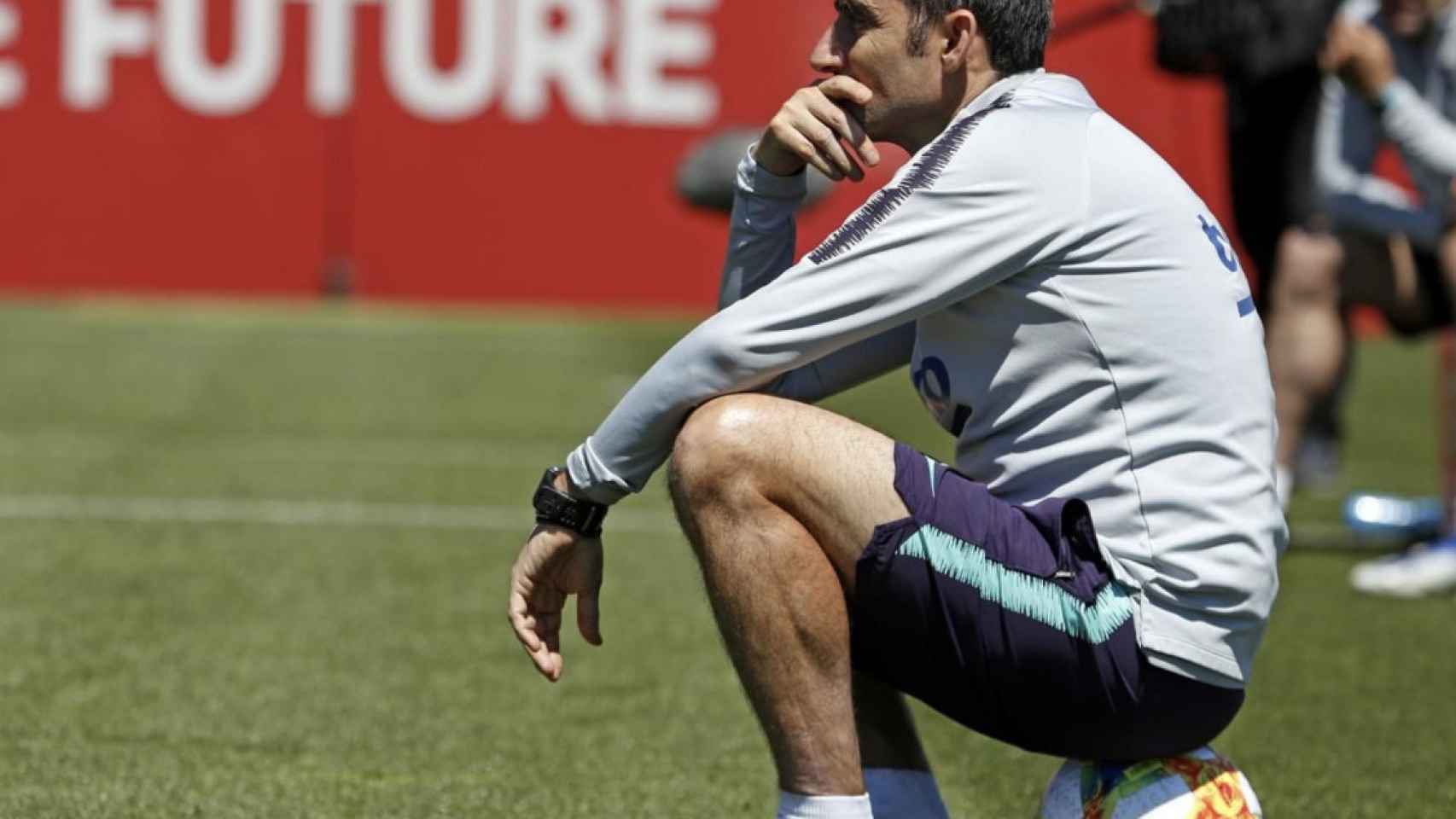 Una foto de Ernesto Valverde durante un entrenamiento del Barça / FCB