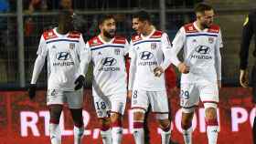 Los jugadores del Olympique de Lyon hablan tras anotar un gol / EFE