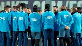 Jugadores del FC Barcelona atienden las indicaciones del técnico durante un entrenamiento del equipo en la Ciudad Deportiva Joan Gamper / EFE