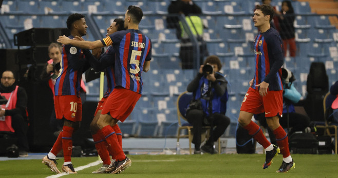 Los jugadores del Barça abrazan a Ansu Fati, tras anotar un gol en la Supercopa / EFE