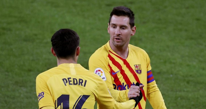 Messi y Pedri celebrando su gol contra el Athletic Club en San Mamés / EFE