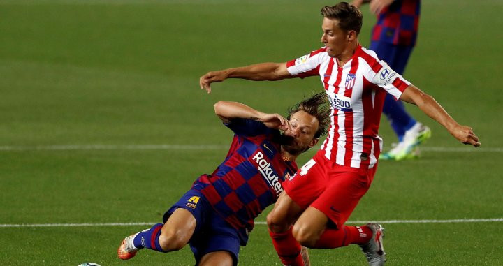 Rakitic en una acción contra el Atlético de Madrid / EFE