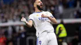 Benzema celebra su gol al Atlético, el primero de un Real Madrid que pone la directa en la Liga / EFE