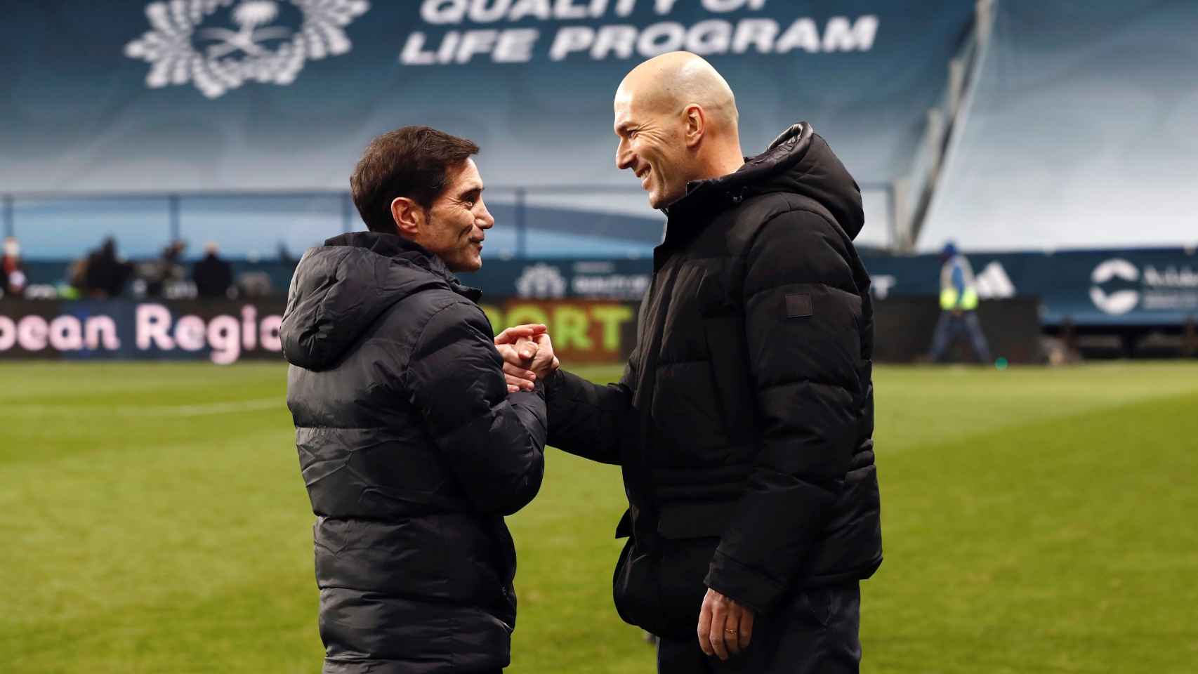 Zidane saludando a Marcelino tras el partido de Supercopa / EFE