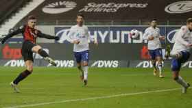 Luka Jovic marcando un gol contra el Schalke / EFE