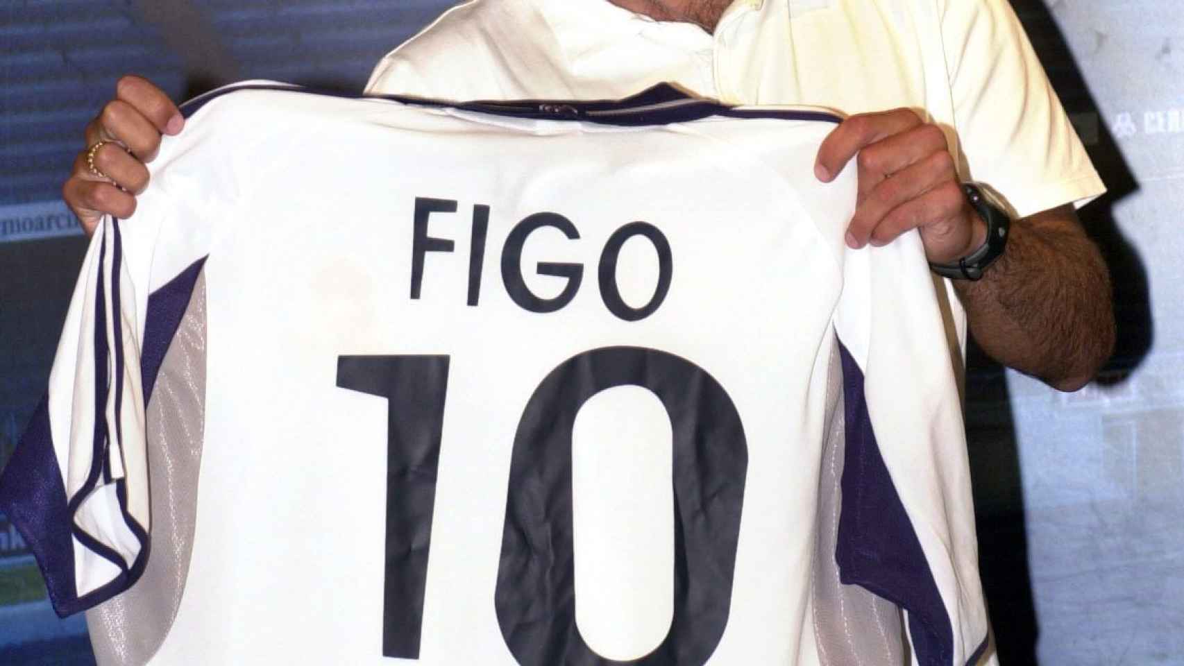 Luis Figo en su presentación con el Real Madrid / EFE