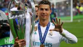 Una foto de Cristiano Ronaldo con la última Champions conquistada con el Real Madrid / EFE