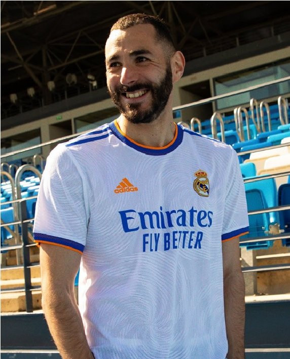 Karim Benzema posando con la nueva camiseta del Real Madrid
