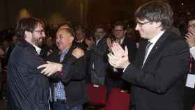 Carles Puigdemont aplaude el relevo de Pepe Álvarez al frente de UGT Cataluña por Camil Ros en 2016 / EFE