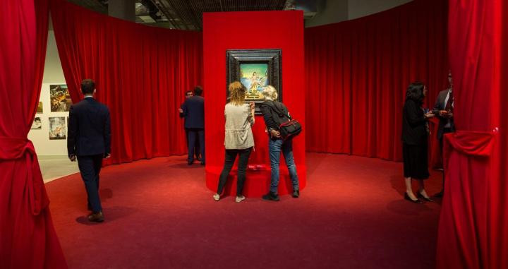 Dos visitantes observan de cerca los detalles del lienzo de Dalí ‘Leda atómica’. OBRA SOCIAL LA CAIXA