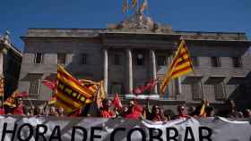 Medio millar de mossos se concentran en la plaza Sant Jaume de Barcelona para reclamar mejoras salariales y reducir su jornada laboral / DAVID ZORRAKINO - EUROPA PRESS