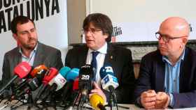 El prófugo Carles Puigdemont (c), junto a Gonzalo Boye (d) y Toni Comín (i) en Bruselas / EFE