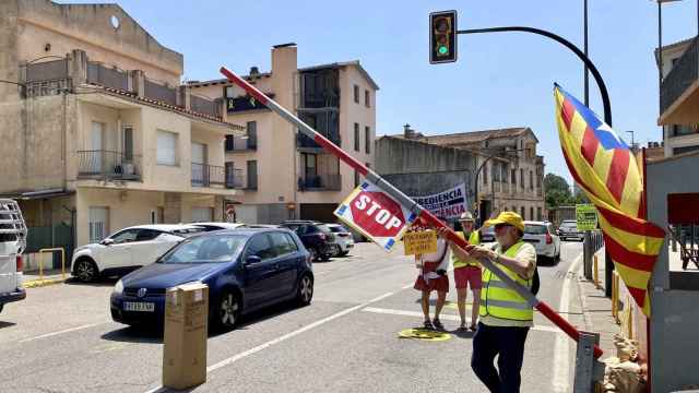 Ultras nacionalistas, poniendo barreras, a modo de fronteras, en el pueblo de Amer / @salvaverges (TWITTER)