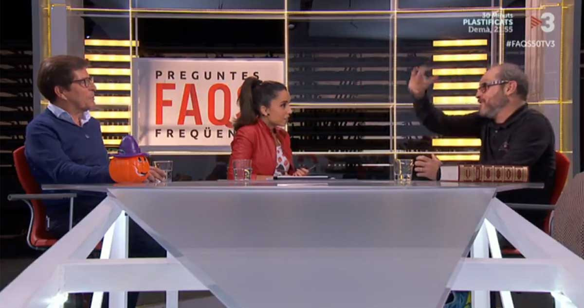 El periodista Quico Sallés, sosteniendo el supuesto origen catalán de Halloween en 2018, en el programa FAQs de TV3