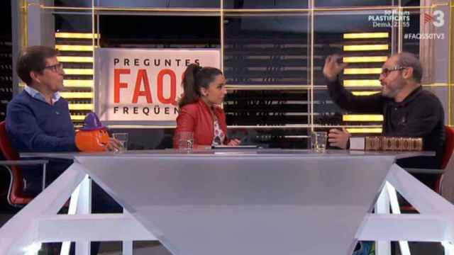 El periodista Quico Sallés, sosteniendo el supuesto origen catalán de Halloween en 2018, en el programa FAQs de TV3