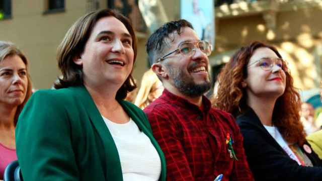 Ada Colau (i), alcaldesa de Barcelona, con Laura Pérez (d), teniente de alcalde de Derechos Sociales / CG