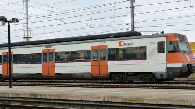 Un tren de Rodalies a su paso por Tarragona / RENFE