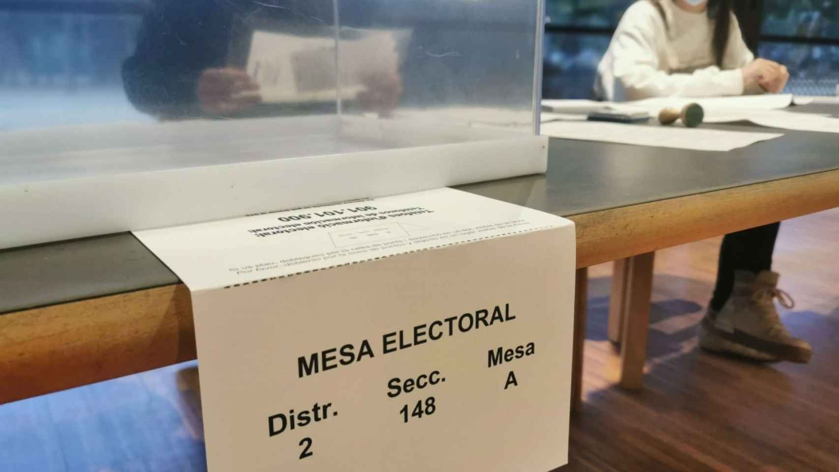 Urnas del colegio electoral constituido en la biblioteca Joan Miró / LENA PRIETO (CG)