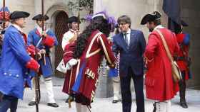Carles Puigdemont, en la Diada de 2016, saluda a un miembro de los Miquelets, milicia de la Corona de Aragón / EFE