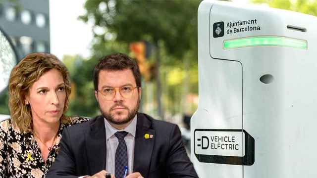 Ángels Chacón y Pere Aragonès ante un punto de carga de coches eléctricos / CG