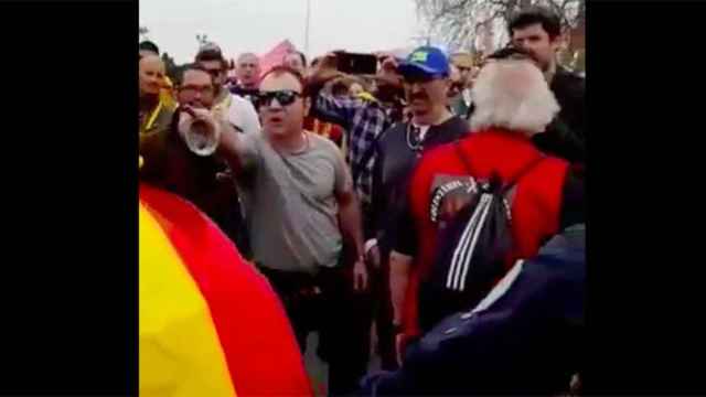 Grupo de independentistas insulta a un manifestante que defiende la unidad de España en Perpiñan / CG
