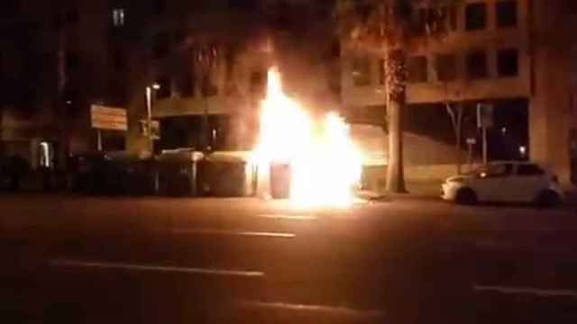 Quema de un contenedor en la calle Marina de Barcelona / jou-cam