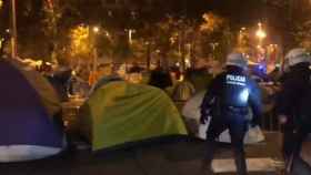 Desalojo de la acampada independentista de plaza Universitat / @cafedelespiles (TWITTER)