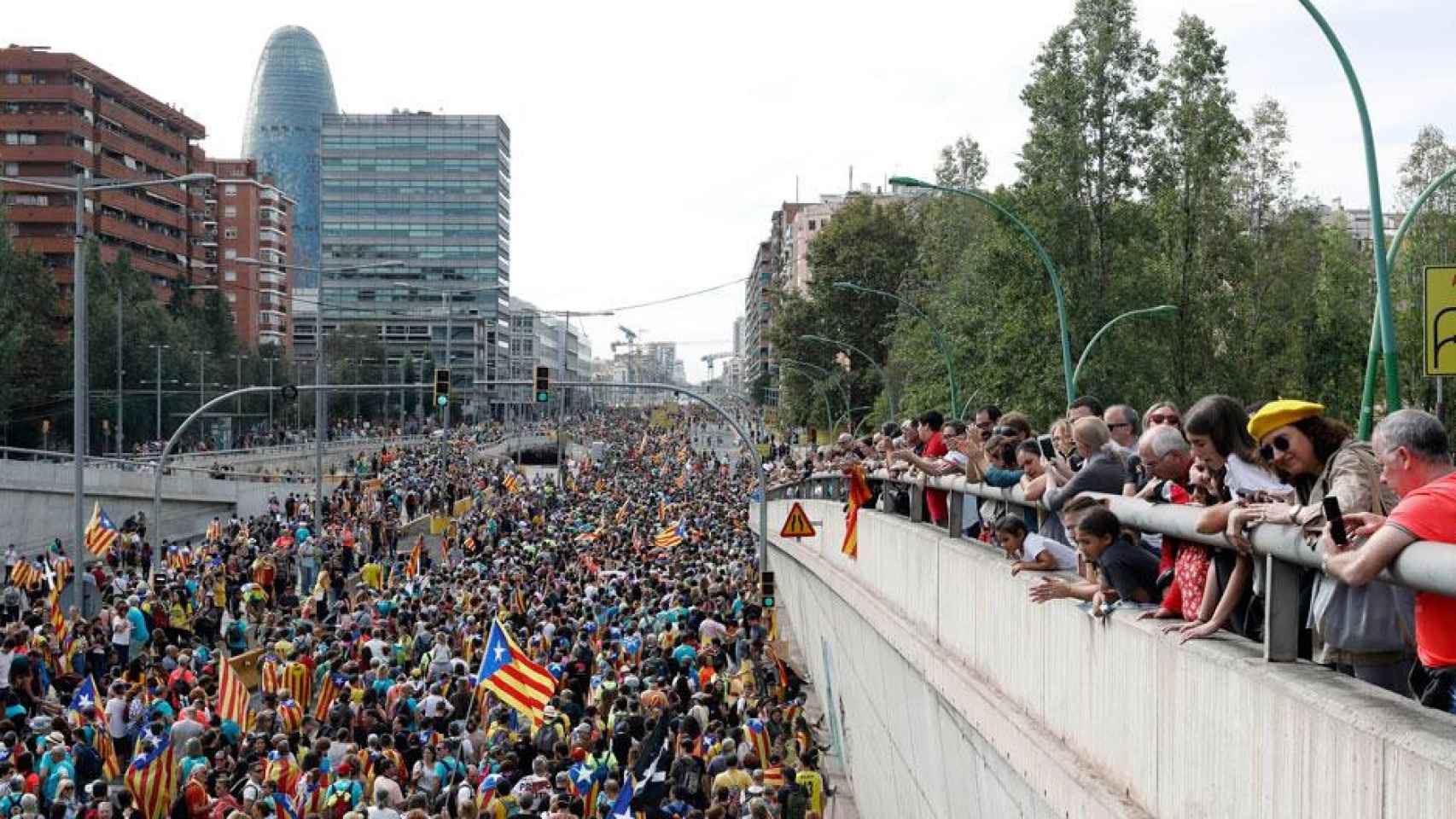 Entrada en Barcelona de una de las manifestaciones independentistas de este viernes en Barcelona / EFE