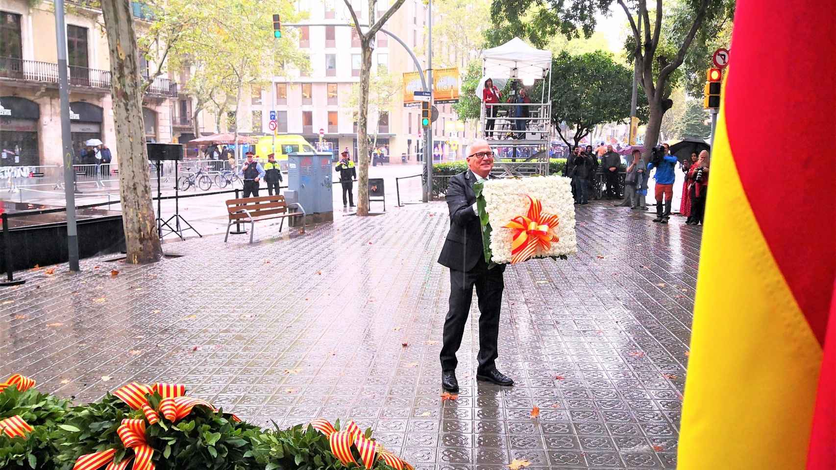 El portavoz del PP en Barcelona, Josep Bou, durante su ofrenda floral a Rafael Casanova / EUROPA PRESS