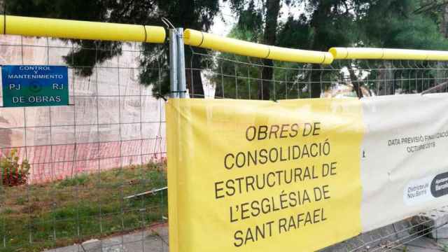 Valla de las obras supuestamente vigiladas por clanes que habría contratado el equipo de Colau / CG