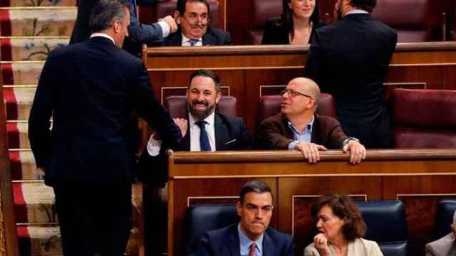 Santiago Abascal, de Vox, saluda a Javier Ortega Smith ante la mirada de José Zaragoza / EFE