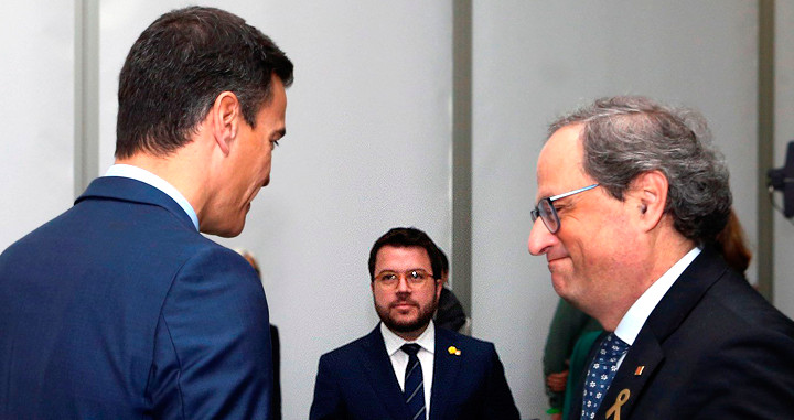 Pedro Sánchez saluda al presidente de la Generalitat, Quim Torra. Al fondo Pere Aragonès, el vicepresidente de la Generalitat / EFE