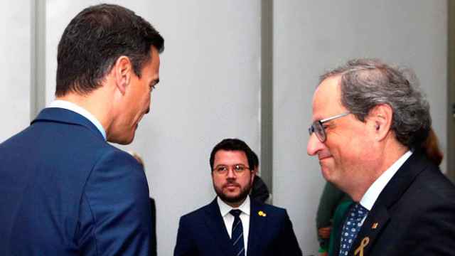 Pedro Sánchez saluda al presidente de la Generalitat, Quim Torra. Al fondo Pere Aragonès, el vicepresidente de la Generalitat / EFE