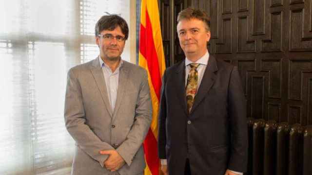 Imagen de la visita que André Hebbelinck, a la derecha, realizó al Ayuntamiento de Girona en julio de 2014, cuando lo presidía Carles Puigdemont