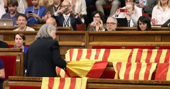 Àngels Martínez Castells, quitando banderas españolas en el Parlament