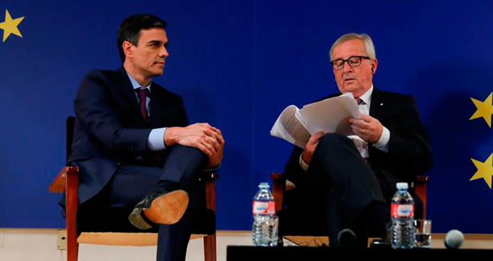 El presidente de la Comisión Europea, Jean-Claude Juncker (d), junto al presidente del Gobierno, Pedro Sánchez (i) / EFE