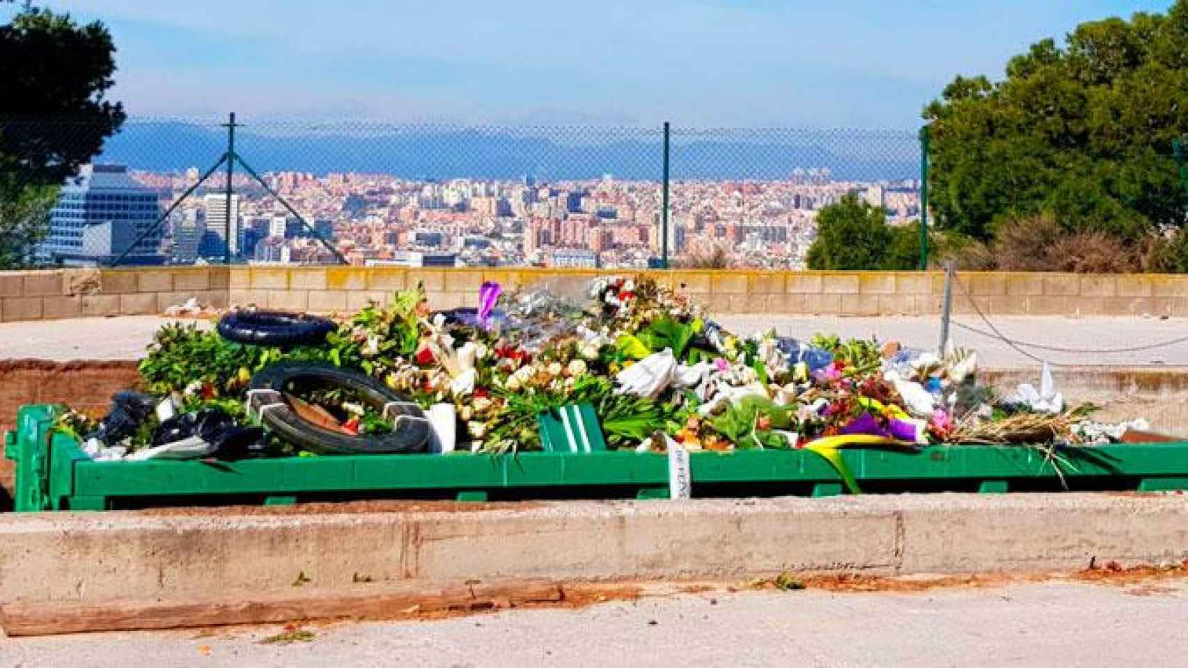 Un contenedor con flores y coronas de los nichos afectados por el derrumbe de Montjuïc / CG