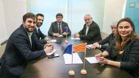 Carles Puigdemont (c) y el presidente del Parlament, Roger Torrent (2i), junto a los exconsejeros Clara Ponsatí (2d), Lluís Puig (3d), Meritxell Serret (d) y Toni Comín (i), durante su reunión en Bruselas / EFE