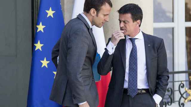 Imagen de archivo en la que aparecen Manuel Valls (d) cuando era primer ministro y Emmanuel Macron, cuando era su ministro de Economía / EFE