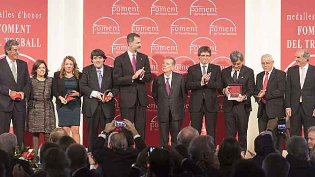 El rey Felipe VI (en el centro) junto a los premiados por Foment del Treball; el presidente de la patronal, Joaquim Gay de Montellà (d); la vicepresidenta del Gobierno, Soraya Sáenz de Santamaría (2i), y el presidente de la Generalitat, Carles Puigdemont