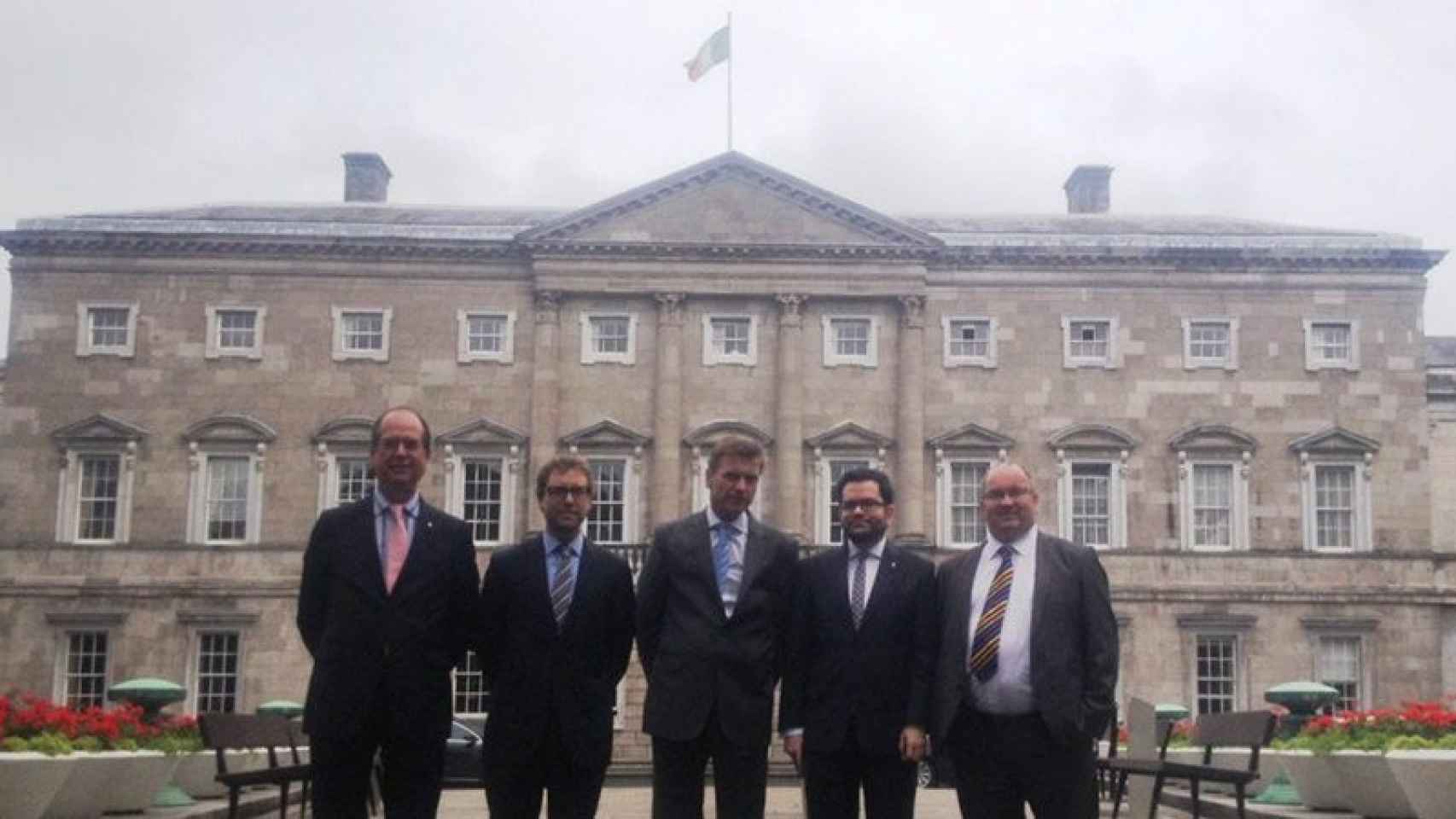 El secretario de Asuntos Exteriores y de la UE, Roger Albinyana (segundo por la derecha), y el secretario general de Diplocat, Albert Royo (segundo por la izquierda) ante el Parlamento de Irlanda con diputados de ese país.