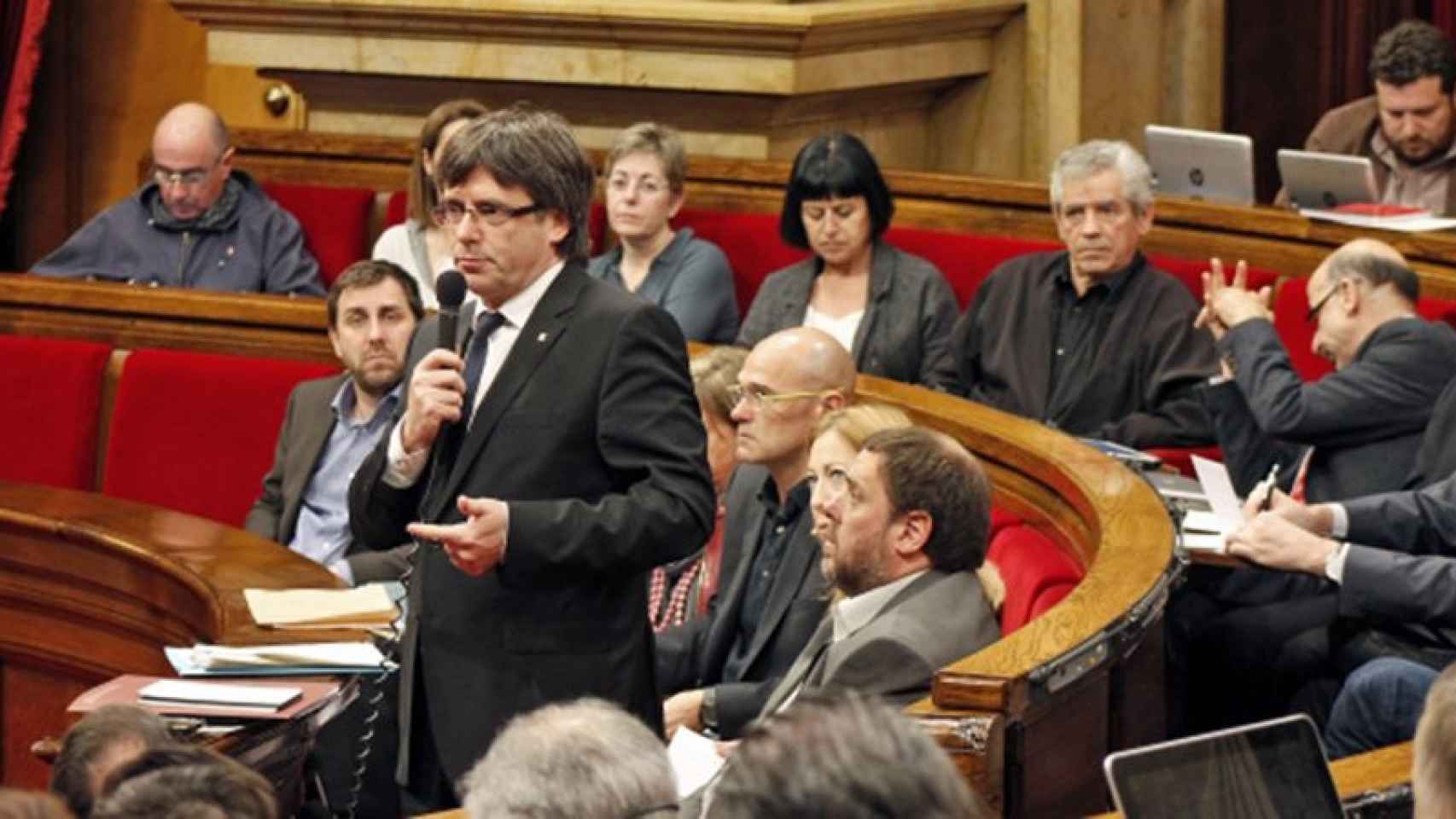 Carles Puigdemont, presidente de la Generalitat, en el Pleno del Parlament.