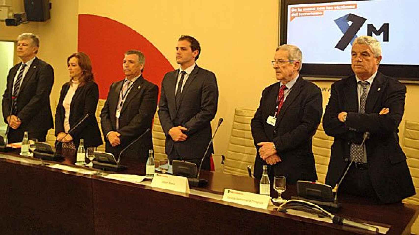 El líder de Ciudadanos, Albert Rivera, presidiendo el acto en memoria de las víctimas del terrorismo celebrado en el Parlamento autonómico de Cataluña