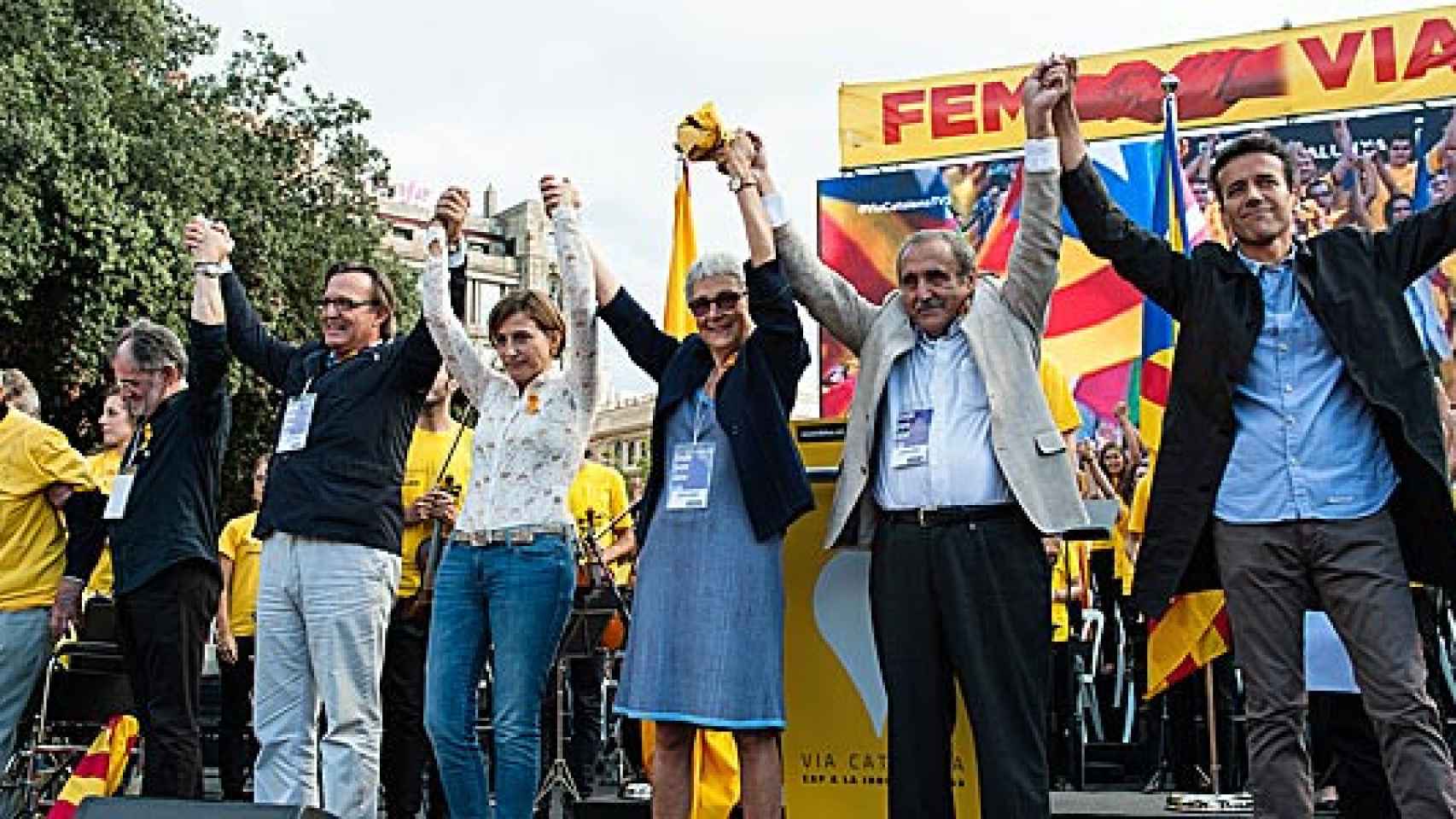 La presidenta de la Assemblea Nacional Catalana (ANC), Carme Forcadell, y la presidenta de Òmnium Cultural, Muriel Casals, durante la Via Catalana per la Independència celebrada la pasada Diada