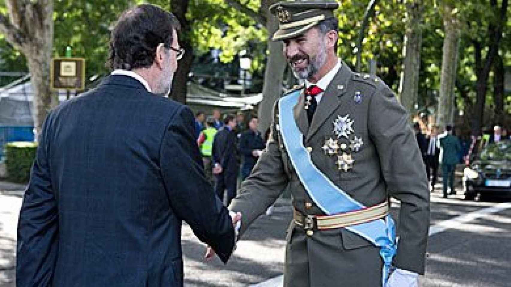 El presidente del Gobierno, Mariano Rajoy, saluda al Príncipe Felipe, a la llegada al desfile militar con motivo de la celebración de la Fiesta Nacional