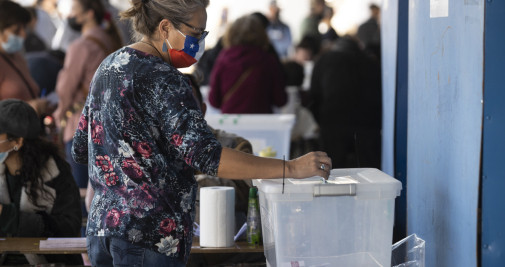 Ciudadanos asisten a votar el plebiscito constitucional en el colegio electoral del Estadio Nacional de Santiago de Chile / EFE - Alberto Valdes