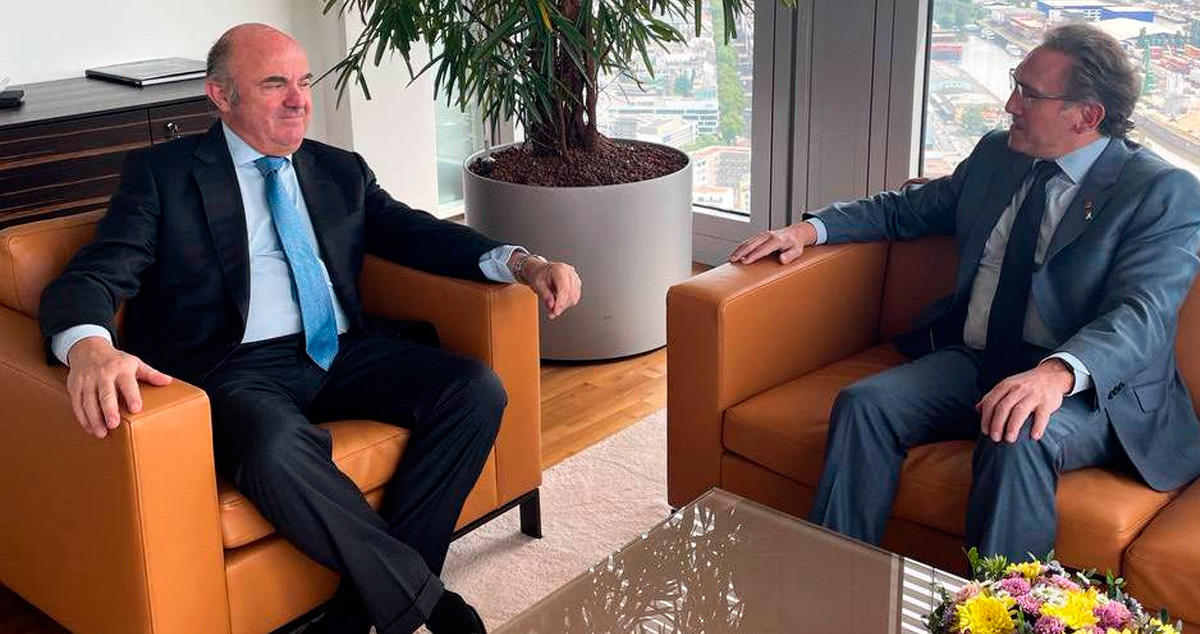 El vicepresidente del BCE, Luis de Guindos (i), y el consejero catalán de Economía, Jaume Giró (d) / GOVERN